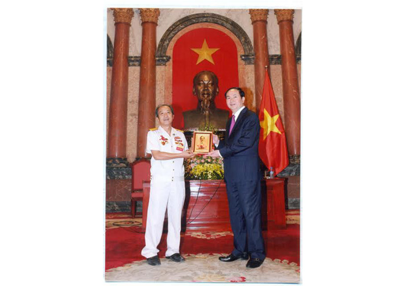 Chủ tịch nước Trần Đại Quang trao tặng lưu niệm tới đồng chí Nguyễn Đình Giang- Giám đốc Công ty TNHH Gia Bảo